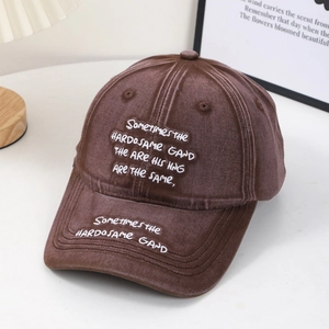Vintage Basecap aus gewaschener Baumwolle in Braun mit weißer Stickerei