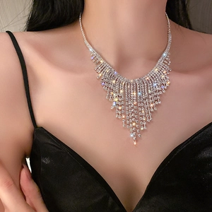 Détail macro du collier à franges en strass étincelants en forme de V