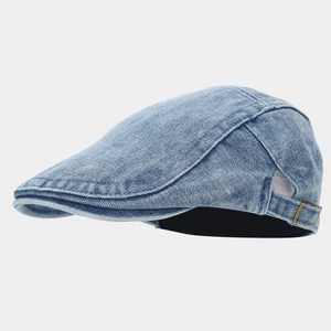 Détail de la casquette plate en jean bleu clair avec délavage rétro et boucle de réglage