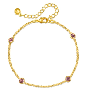 Detalle de pulsera de cadena dorada ajustable con piedras rosas circulares