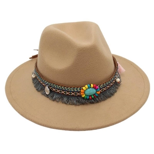 Dettaglio del cappello fedora kaki con perline turchesi boho e nastro a frange grigie