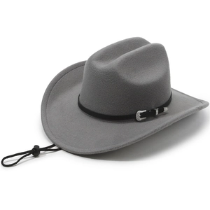 Detailansicht eines grauen Cowboyhuts aus Filz mit dekorativem schwarzen Schnallenband