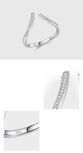 Makro-Detail des S925 Sterlingsilber-Rings mit Pavé-Fassung und Echtheitsstempel
