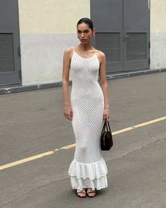 Detail eines weißen Strickkleids mit gestuftem Rüschen-Fischschwanz-Saum und zarter Textur