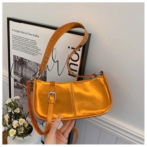 Sac baguette en cuir PU orange métallisé avec bandoulière réglable à rivets argentés