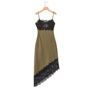 Robe nuisette en satin vert olive avec dentelle noire et ourlet asymétrique sur cintre