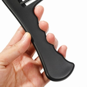 Mano che tiene un pettine professionale a denti larghi nero opaco per acconciature capelli