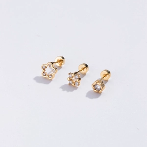 Trois boucles d'oreilles dorées avec fleur évidée, zircon et diamant carré brillant