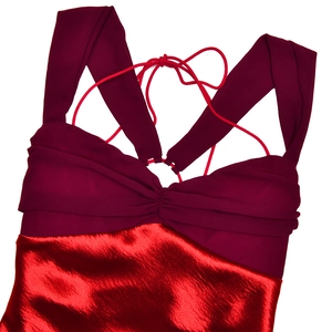 Détail d'une robe en satin bordeaux dos nu avec bretelles lacées et corsage plissé