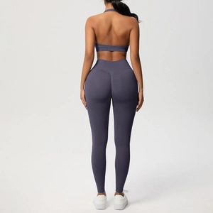 Dettaglio del reggiseno sportivo incrociato dietro e leggings a vita alta grigio viola