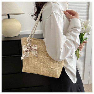 Sac à bandoulière en paille pour femmes avec foulard en soie porté sur l'épaule