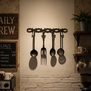 Set aus Wandhaken im Vintage-Industriedesign aus Gusseisen auf weißer Ziegelwand