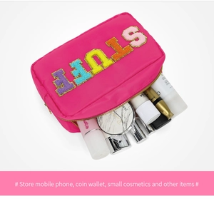 Détail de la trousse de maquillage en nylon rose montrant sa grande capacité de stockage