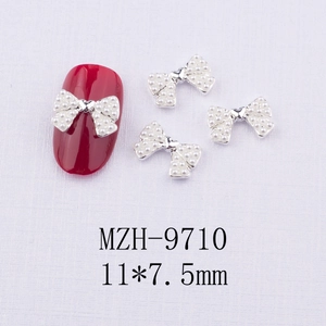 Bijou d'ongle nœud avec perle blanche sur base alliage argenté, taille 11x7,5mm