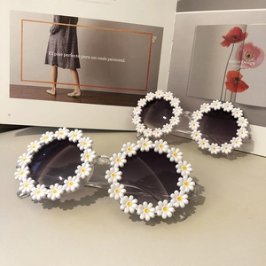 Funny daisy flower sunglasses set for parent and child party decorations with white petals