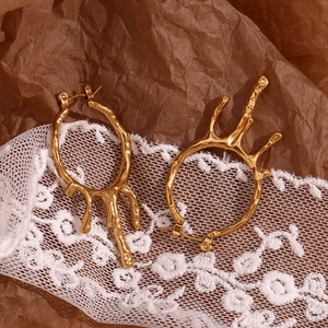 Detail von 18K vergoldeten Edelstahl-Creolen mit flüssigem Lava-Tropfen-Design