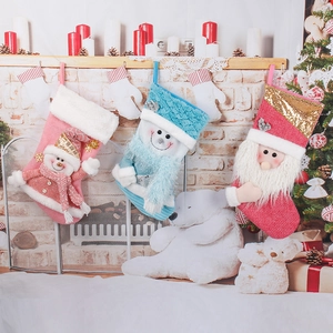 Trois chaussettes de Noël en peluche avec Père Noël et bonhomme de neige décoratifs