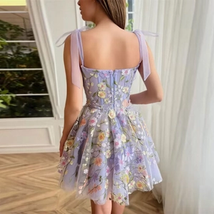 Mini-robe en mesh lavande avec broderies florales et bretelles à nœuds romantiques