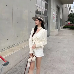 Elegante camicetta in raso bianco con nodo frontale e scollo a V per donne di stile