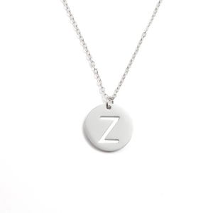 Gros plan détaillé d'un collier en acier inoxydable argenté avec pendentif lettre Z
