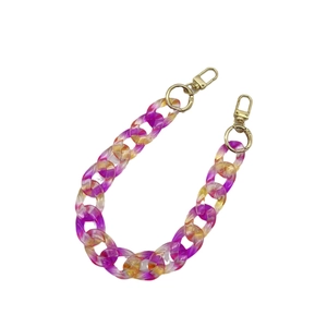 Bunte Acryl-Taschenkette in Lila und Bernstein-Resin mit goldenen Metallverschlüssen