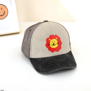 Dettaglio del ricamo a leone sul cappellino da baseball traspirante grigio e nero bimbo
