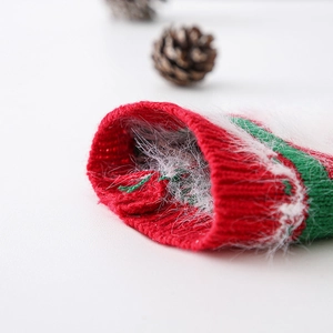 Festliche gestrickte Weihnachtsweinflaschenhülle mit roten und grünen Plüschmustern
