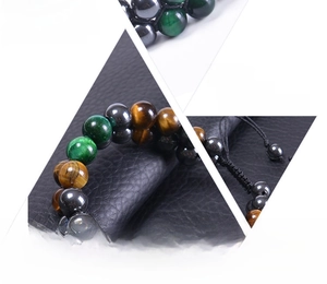 Dettaglio macro di perle di occhio di tigre, ematite e ossidiana da 10mm su bracciale