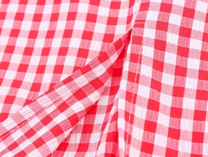 Detailaufnahme des rot-weißen Gingham-Stoffmusters und der präzisen Nahtverarbeitung