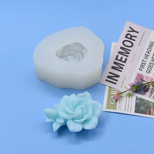 Vue détaillée du moule en silicone rose 3D et finition de fleur en résine bleu clair