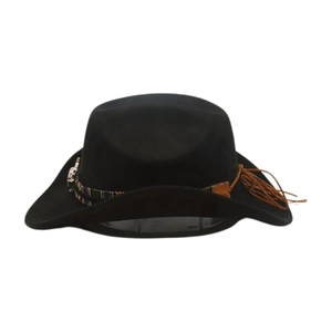 Detail eines Western-Cowboyhuts mit geflochtenem Ethno-Band und Lederfransen-Akzenten