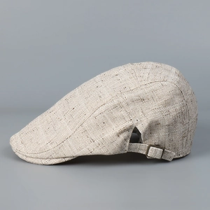 Détail de la boucle métallique réglable et texture lin d'une casquette plate