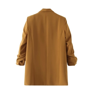 Vista trasera de blazer ocre para mujer con solapa y detalle de mangas plisadas