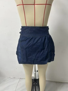 Vue arrière de la jupe boule en denim bleu foncé sur mannequin avec ourlet plissé à taille haute