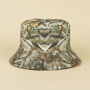 Detail des Waldblatt-Camouflage-Drucks auf einem Anglerhut für den Sonnenschutz im Freien
