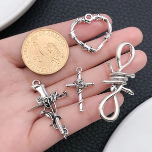 Anhänger mit Kreuz und Dornenherz in Altsilber mit Münze als Größenvergleich