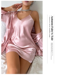 Détail d'un pyjama en satin de soie rose pâle avec dentelle et cardigan élégant à manches longues