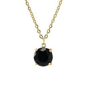Minimalistische Goldkette aus Titan mit rundem schwarzem Zirkonia-Anhänger auf Weiß