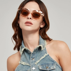 Fashion flower-shaped orange sunglasses with golden temples worn by a model