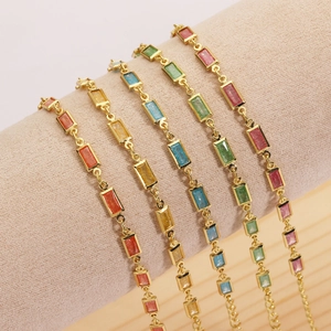 Détail de cinq bracelets en zircone colorée avec coupe fleur de glace 3x6mm, plaqué or