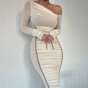 Détail de maille transparente et texture froncée sur une robe moulante beige à épaule nue