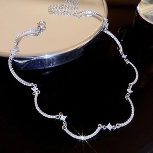 Dettaglio della collana choker argento con zirconi scintillanti e pietre quadrate centrali