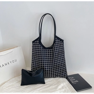 Detailaufnahme eines schwarzen Shoppers mit Strassgitter und passender kleiner Tasche