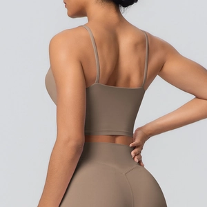 Détail du dos montrant de fines bretelles et un ensemble de yoga taupe mat taille haute