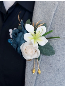 Détail de la boutonnière lys blanc et rose avec chaîne sur revers de costume