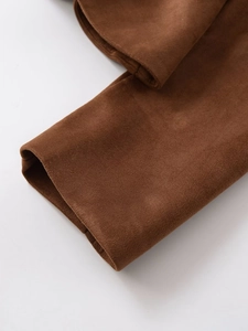 Gros plan sur la texture du daim marron d'une veste tendance avec finition mate