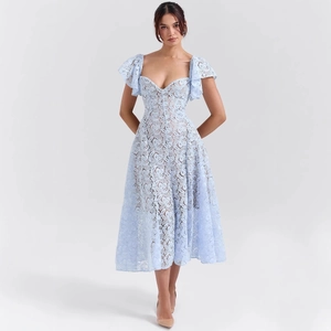 Elegantes hellblaues Midi-Spitzenkleid mit Herz-Ausschnitt und Rüschenärmeln für Damen