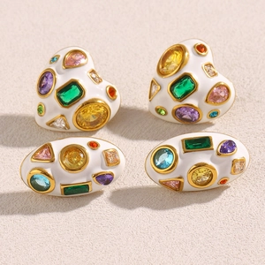 Boucles d'oreilles chic plaquées or 18 carats en émail blanc avec cristaux colorés