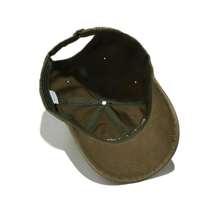 Détail de l'intérieur de la casquette en coton avec coutures et étiquette 100% coton