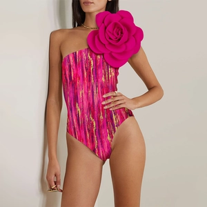 Detail eines Ein-Schulter-Badeanzugs mit großer 3D-Rose und abstraktem Blumendruck